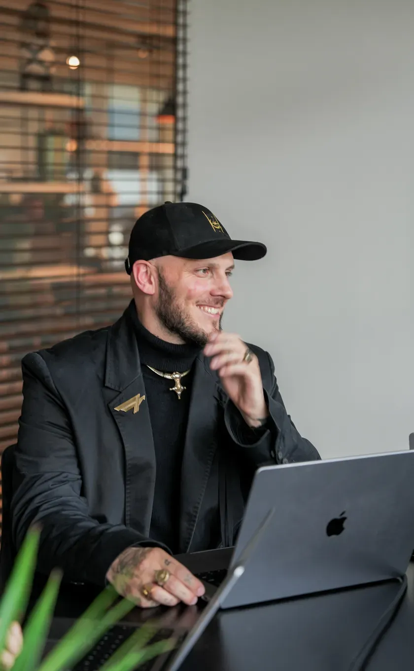 Vince Buyssens at the table, mid-session